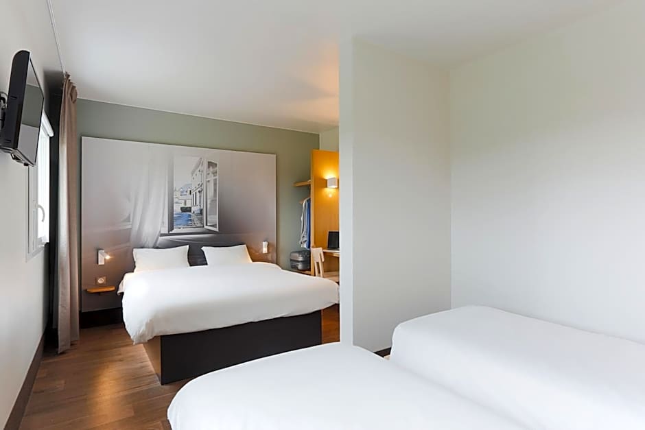Photo 1 of 6 of Quadruple Room