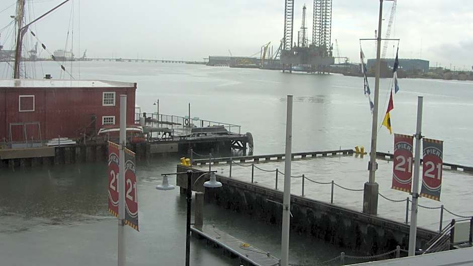 Harbor House Hotel and Marina at Pier 21