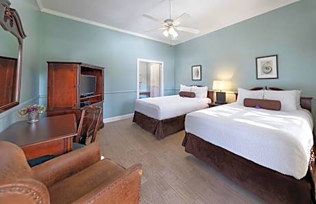 Standard Double Queen Room