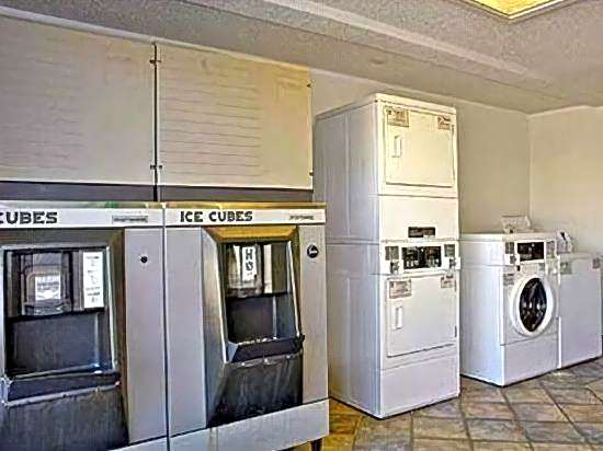 Super 6 Inn & Suites