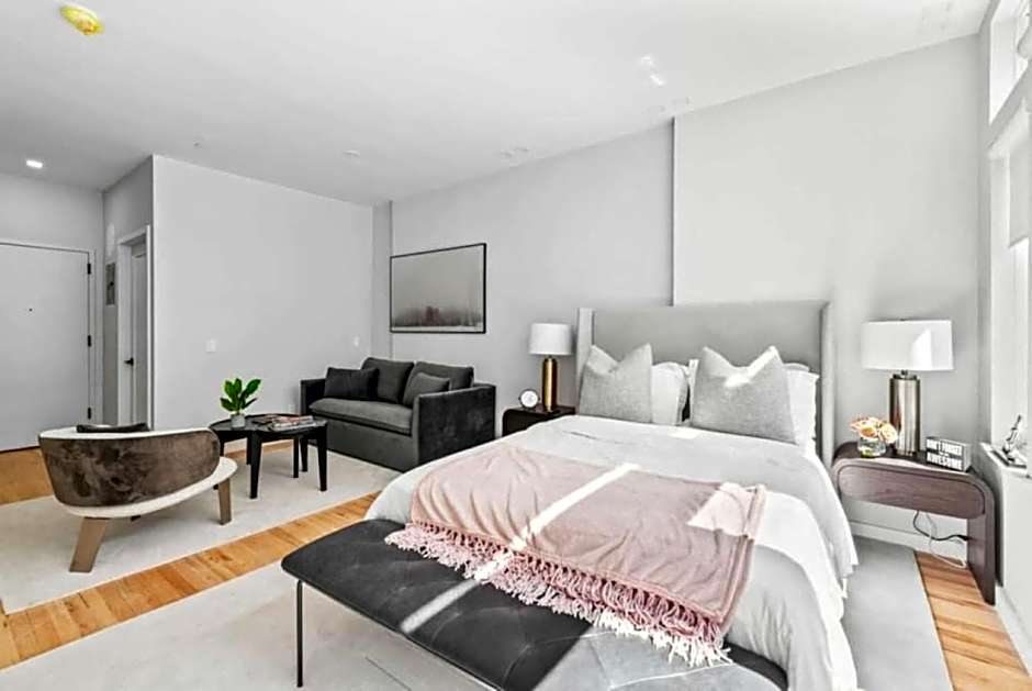 Luxe Studio w Juliet Balcony in Upper East