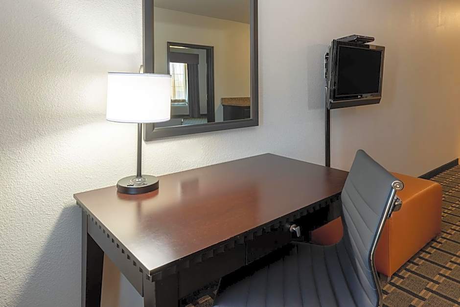 La Quinta Inn & Suites by Wyndham Mt. Pleasant