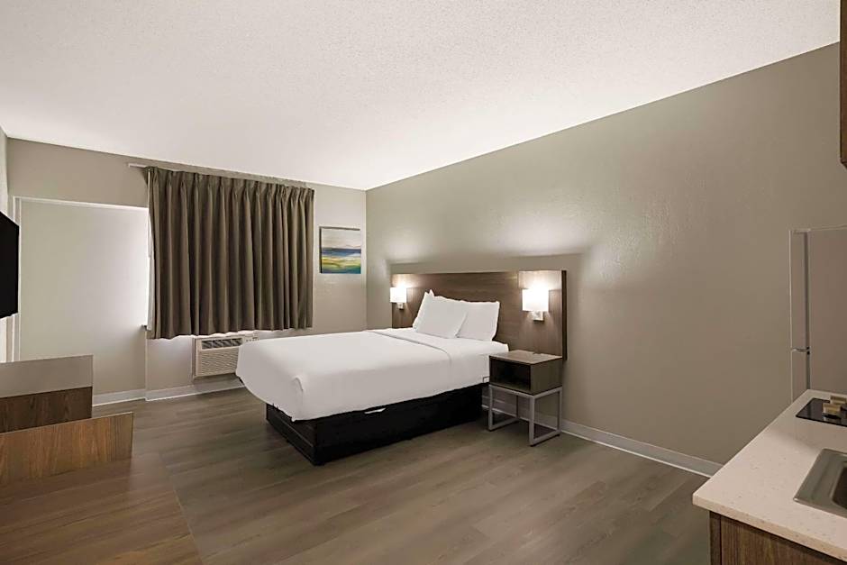 Suburban Studios Milwaukee Airport