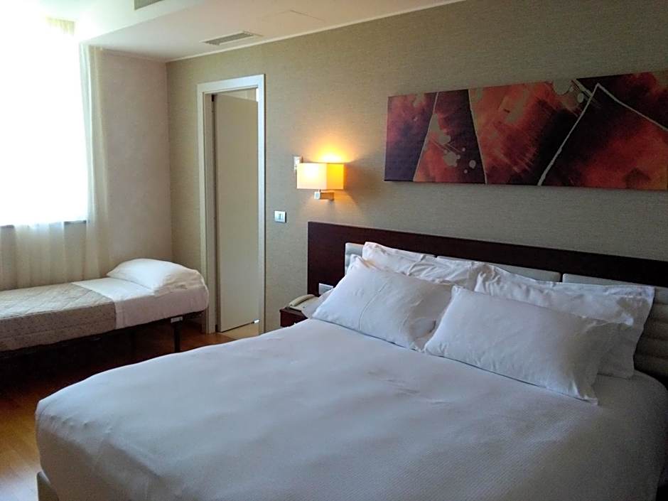 Breaking Business Hotel