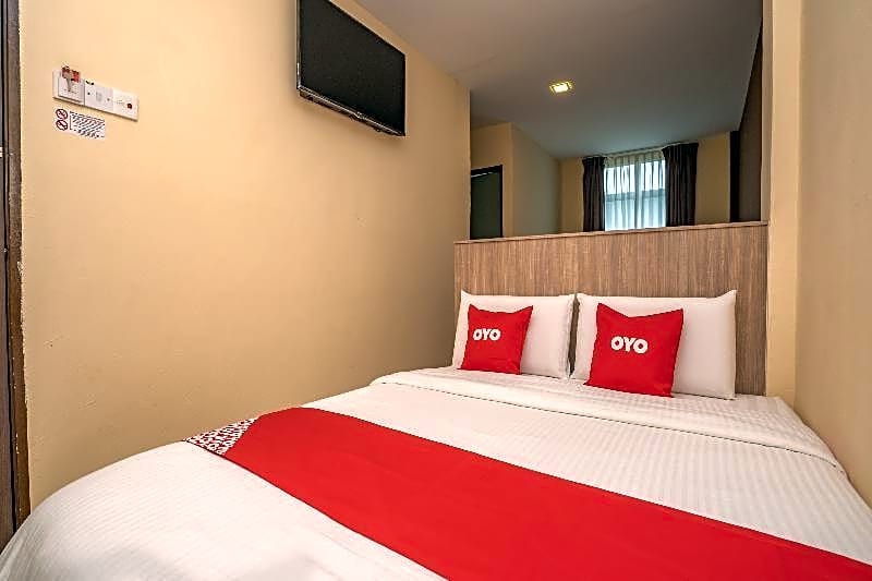 OYO 44078 The Island Hotel