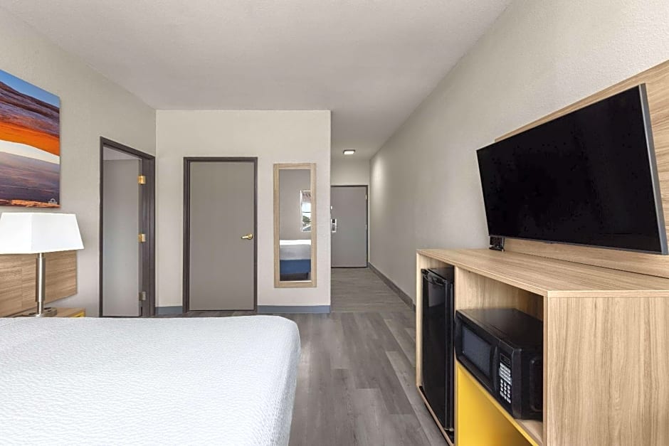 Days Inn & Suites by Wyndham Tucson/Marana
