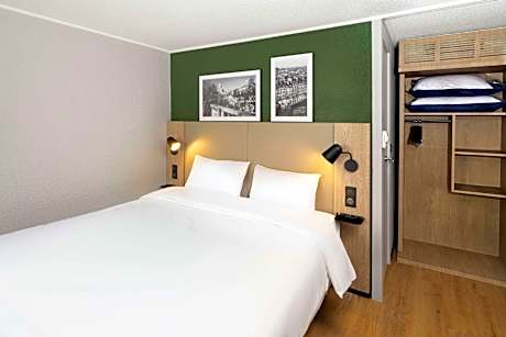 Standard Room - 1 Queen Bed