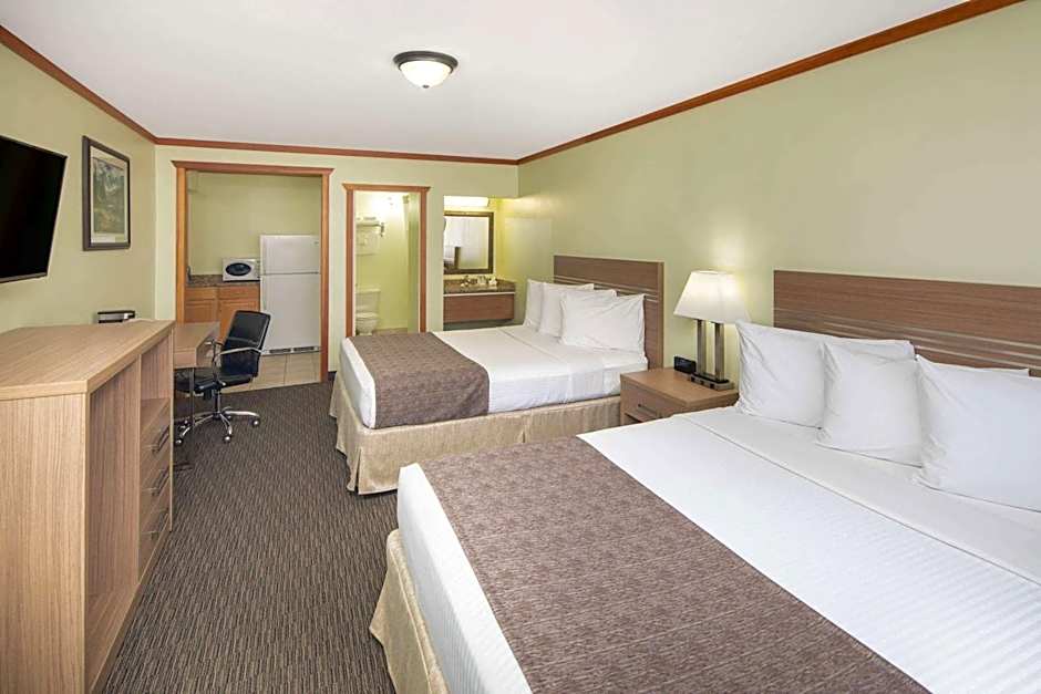 Travelodge by Wyndham Golden Sportsman Lodge