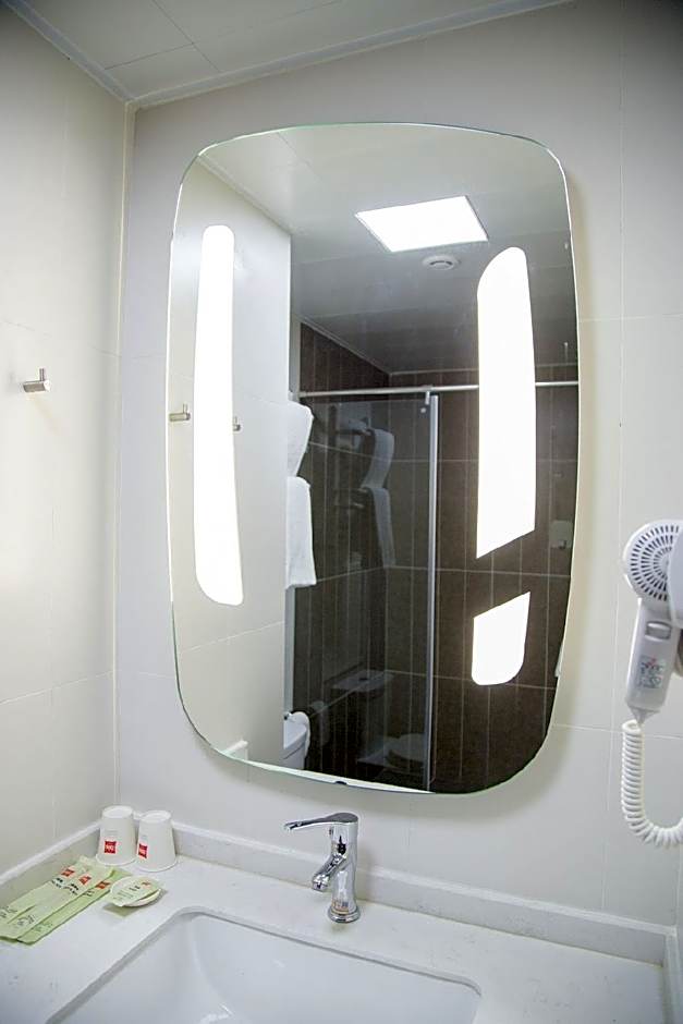 ibis Weihai Oriental New Ground  Hotel