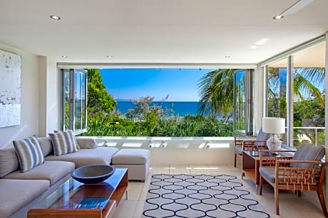 Deluxe Two-Bedroom Apartment with Ocean View - Beachfront