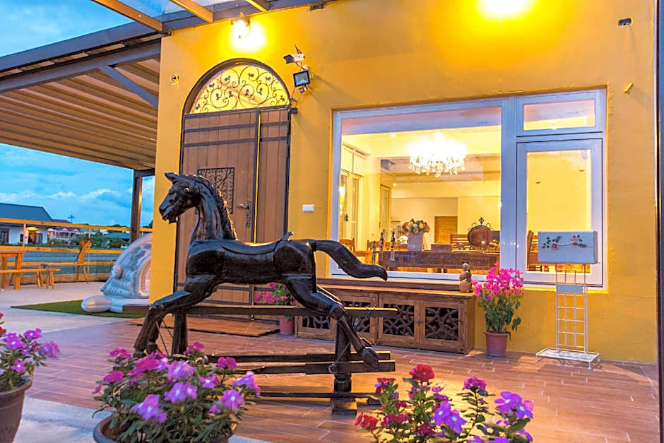 Colorful Wooden Horse Homestay – Luodong, WV