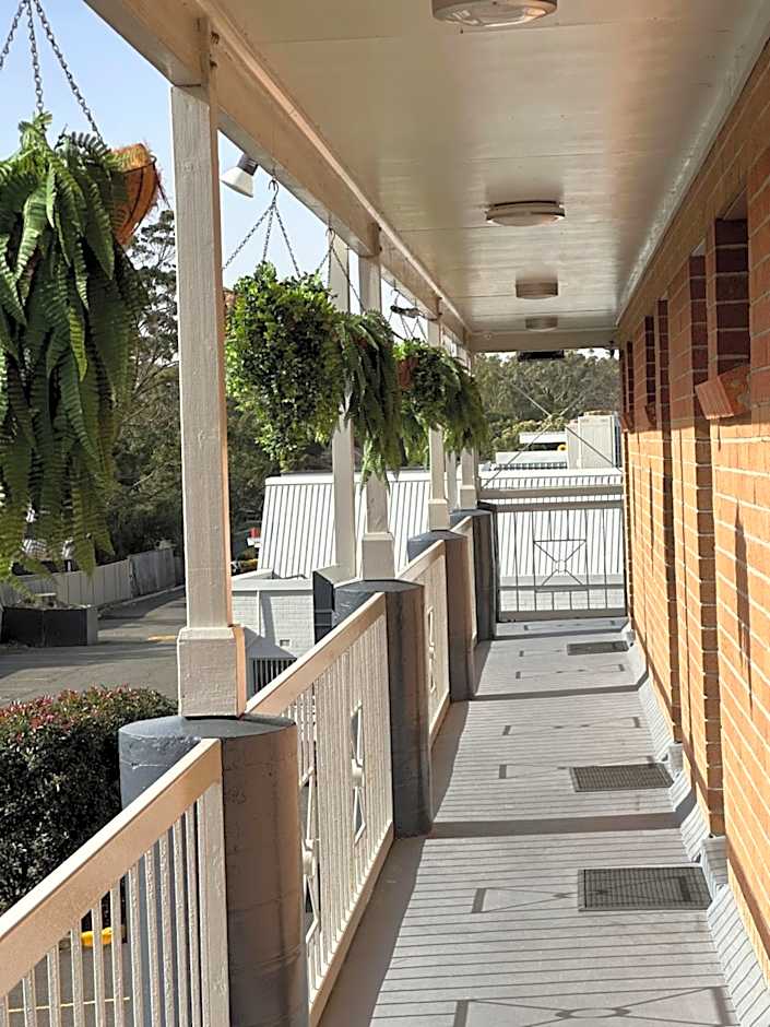 The Oaks Hotel Motel