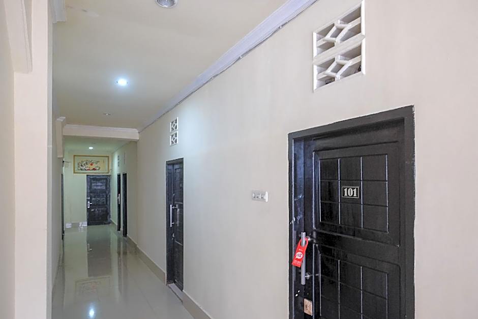 RedDoorz @ Hotel Rich Parepare near Pantai Mattirotasi