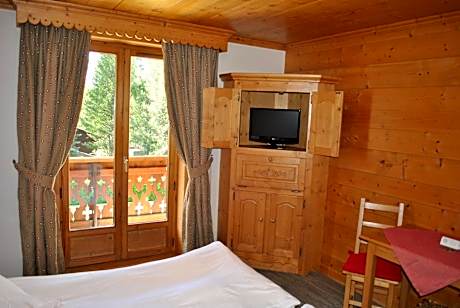 Family Room with Mont-Blanc view (2 Adults + 2 Children)