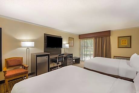 2 Queen Beds NSMK Ground Floor Patio Courtyard View Desk Microwave Fridge Full Breakfast