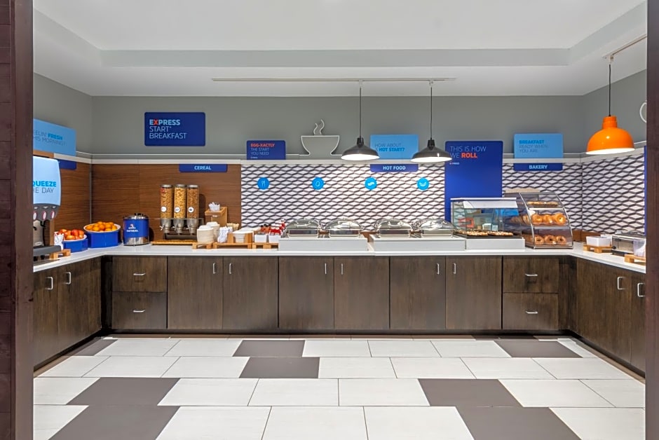 Holiday Inn Express State College at Williamsburg Square By IHG