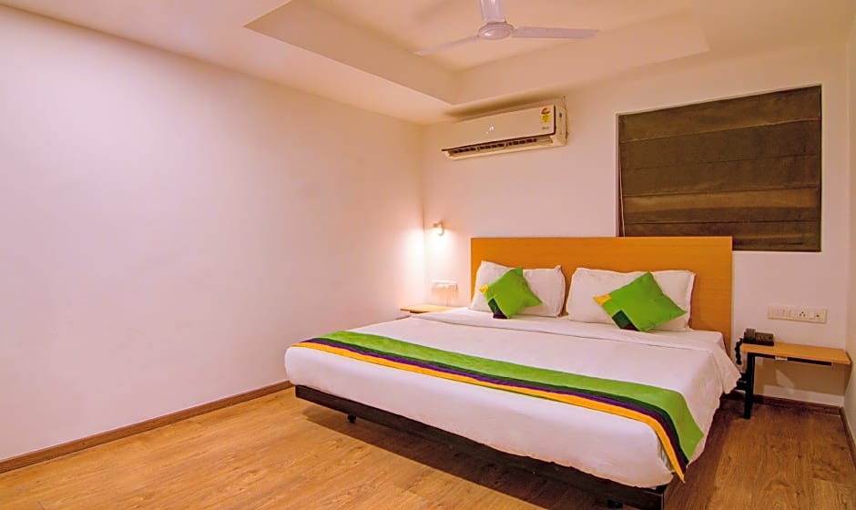 Treebo Trend Apple Tree Express