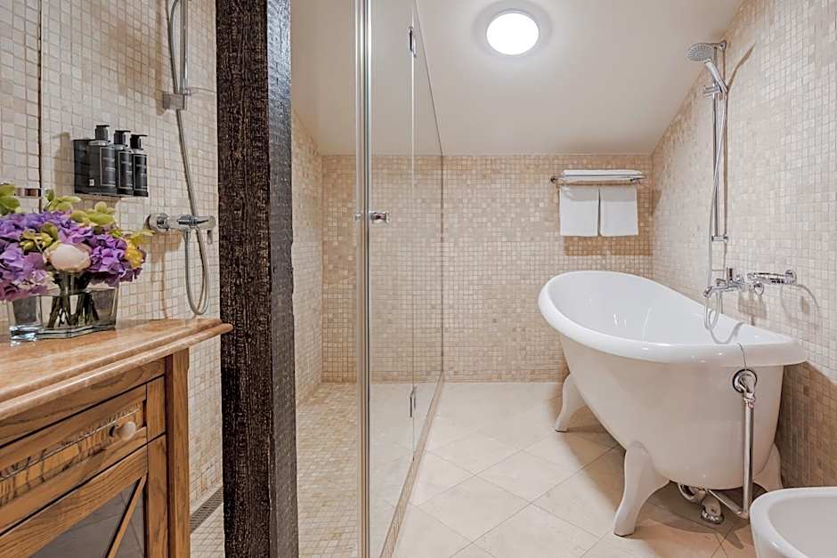 Metropole Hotel by Semarah