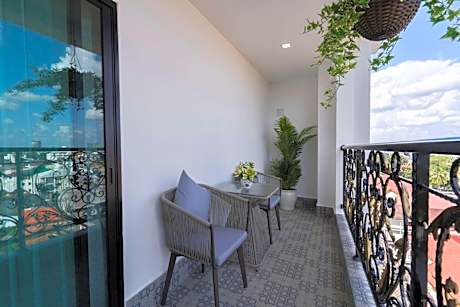King Suite with Balcony and River View - Non-Smoking