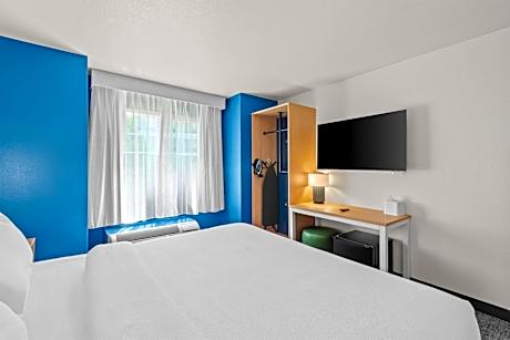 King Room with One King Bed and Tub - Mobility/Hearing Accessible