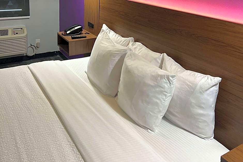 La Quinta Inn & Suites by Wyndham Mid-City