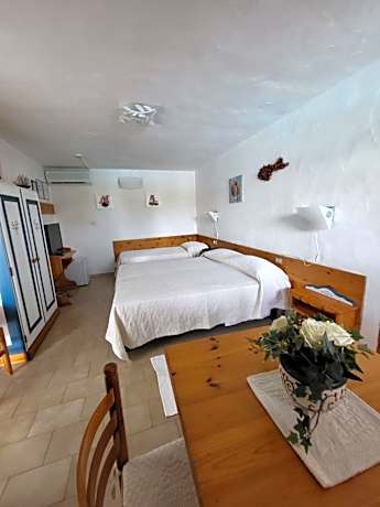 Family Room (3 Adults + 2 Children)