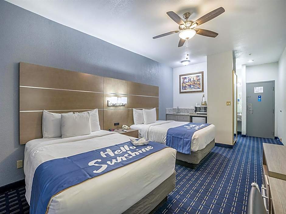 Days Inn & Suites by Wyndham Webster NASA-ClearLake-Houston