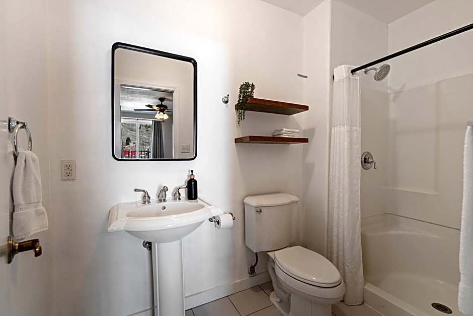 Photo 1 of 5 of Deluxe 1 Queen Bed