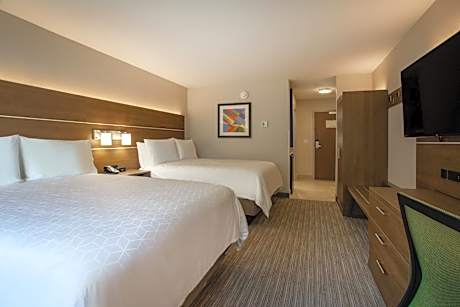 Standard Queen Room with Two Queen Beds and Mobility Accessible Tub