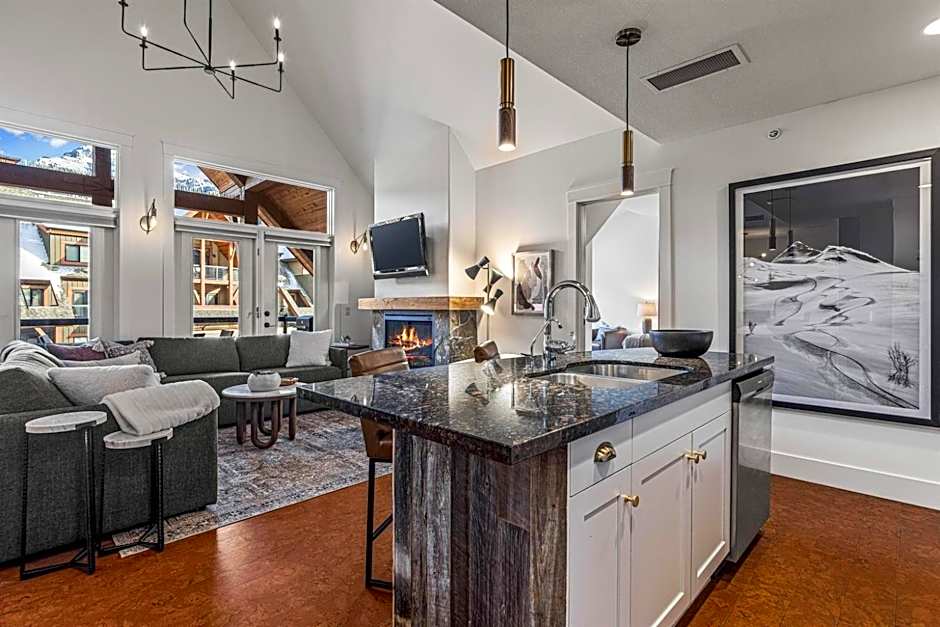Elevated Penthouse - Pool, Hot Tub & Relaxing Atmosphere!