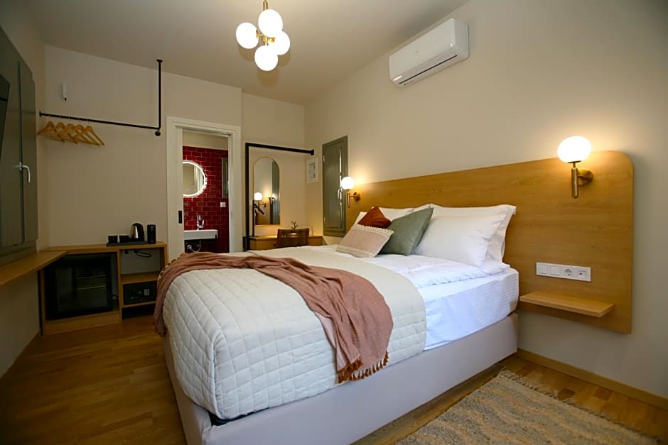 Living Yard Acropolis