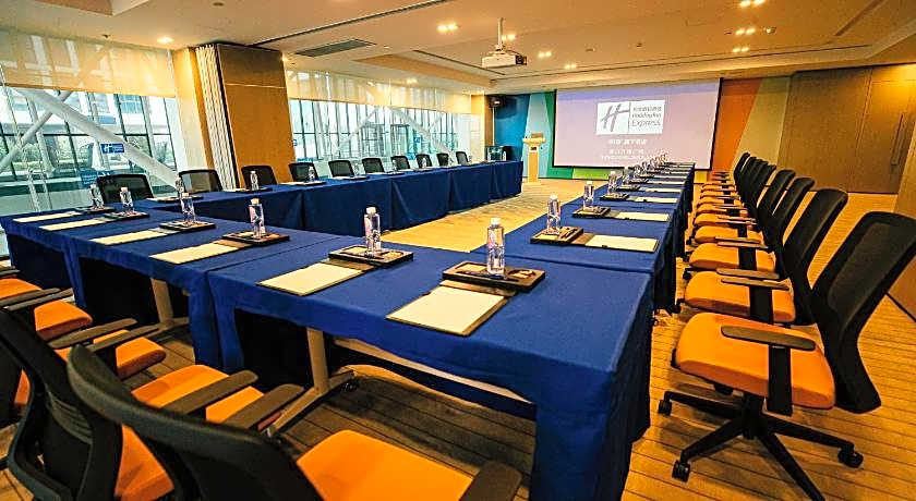 Holiday Inn Express Yingkou Onelong Plaza By IHG