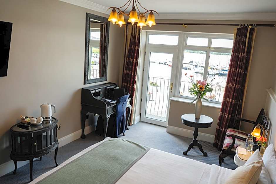 Lakeside Manor Hotel