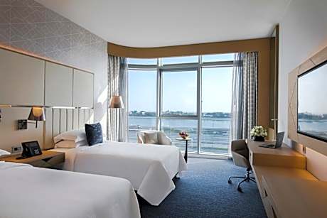 Family Connecting Rooms - King and Twin Bed