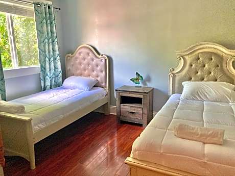 Two twin-bed Room with Ensuite Bathroom