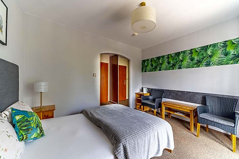 Nefryt - lodówka i czajnik w pokoju, dwa aneksy kuchenne ogólnodostępne, duży parking