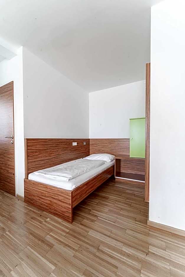 Karlingerhaus Hotel Hostel Home