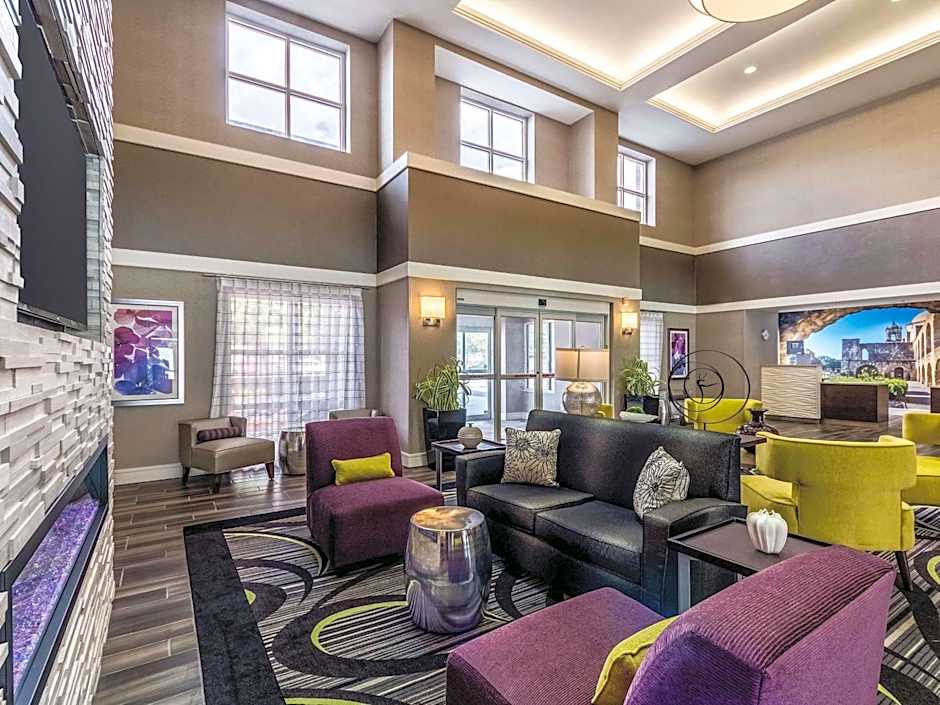 La Quinta Inn & Suites by Wyndham San Antonio Downtown