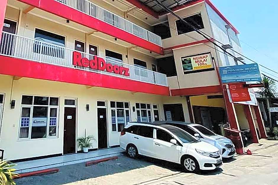 RedDoorz Syariah near T1 Juanda Airport 2