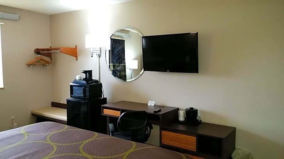 Super 8 by Wyndham Greenville