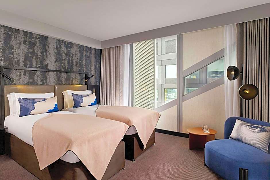 Montcalm East, Autograph Collection