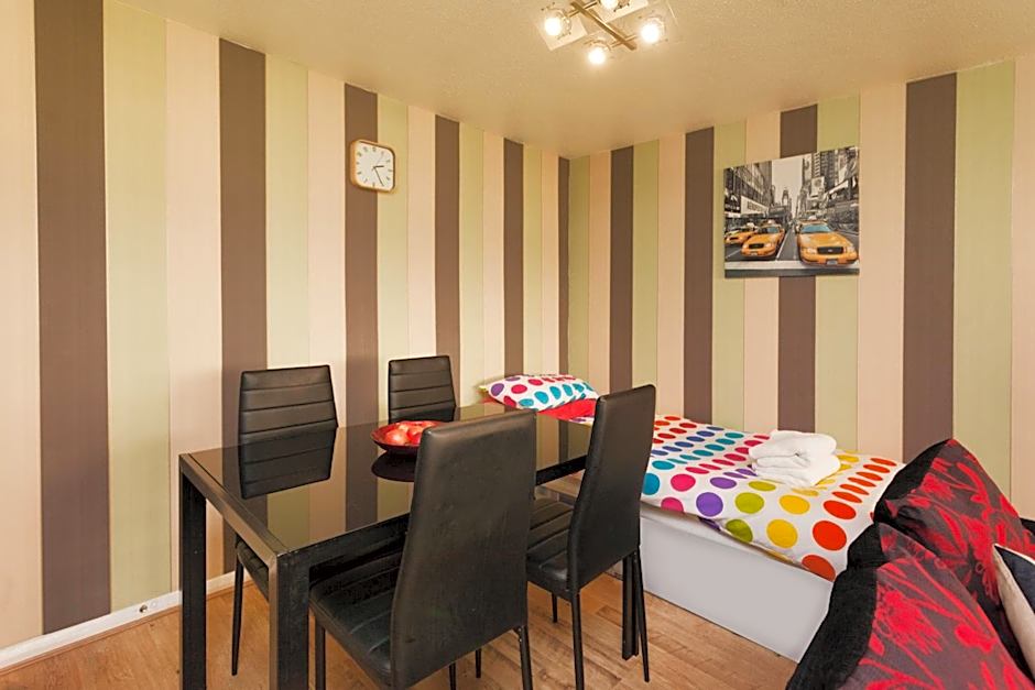 Victoria Centre Apartments in the Victoria Centre Shopping Centre - Nottingham City Centre - 24 hour access - Most Central Location, Kitchen and minutes to Xmas Market Opposite Hilton by Restaurants & Shops - Outdoor Parking Cars or Vans five pounds a day