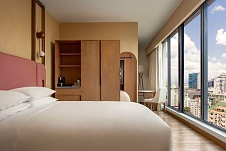 One-Bedroom King Suite with View - Club Lounge Access