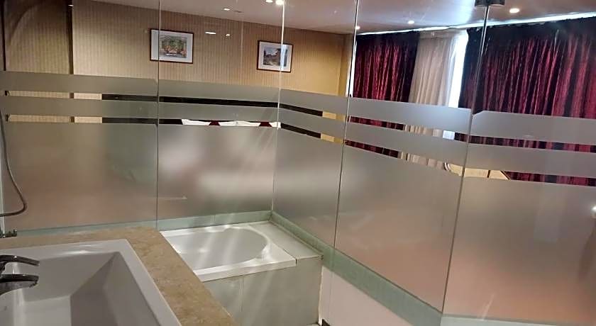 Ceasars Park Hotel