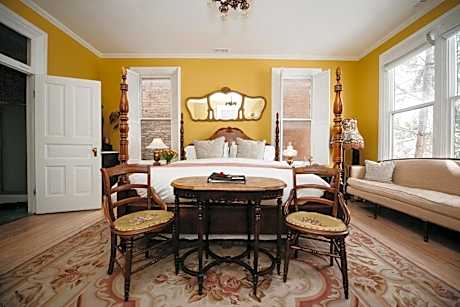 Deluxe King Suite