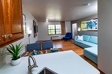One-Bedroom Queen Suite with Two Queen Beds