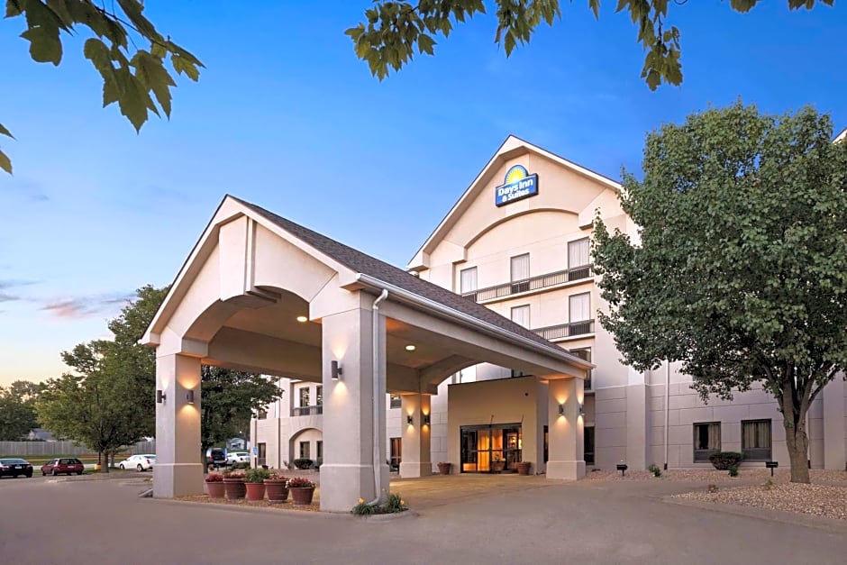 Days Inn & Suites by Wyndham Cedar Rapids