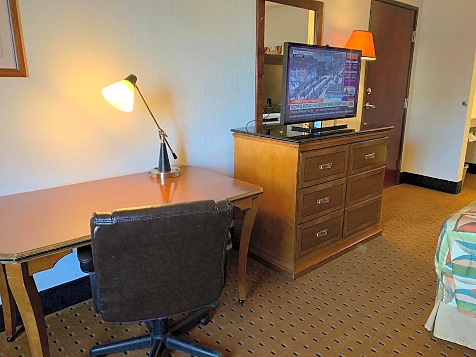 Brentwood Inn & Suites
