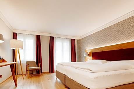 Deluxe Twin Room with Balcony and Mountain View