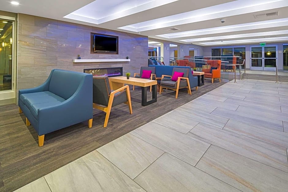 La Quinta Inn & Suites by Wyndham Orange County - Santa Ana